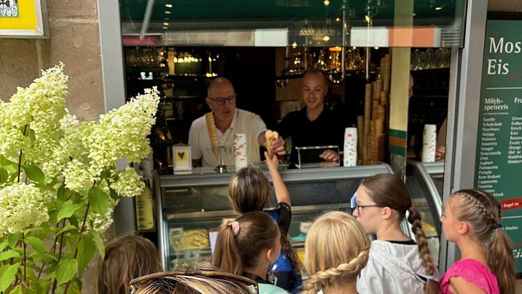 Zirndorfer B&uuml;rgermeister spendiert als Eisverk&auml;ufer rund 150 Kugeln an Sch&uuml;ler