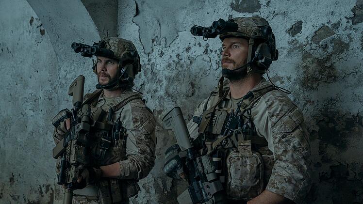 In der Amazon-Serie "The Terminal List" metzelt James Reece (Chris Pratt, rechts) finstere Verschwörungskräfte nieder. Das Prequel "Dark Wolf" fokussiert dagegen auf Ben Edwards (Taylor Kitsch), James' Wegbegleiter in der Mutterserie