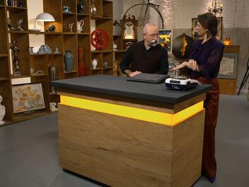 "Es macht einen langen Finger", kommentierte Horst Lichter, als Wendela Horz einen Ring anprobierte.