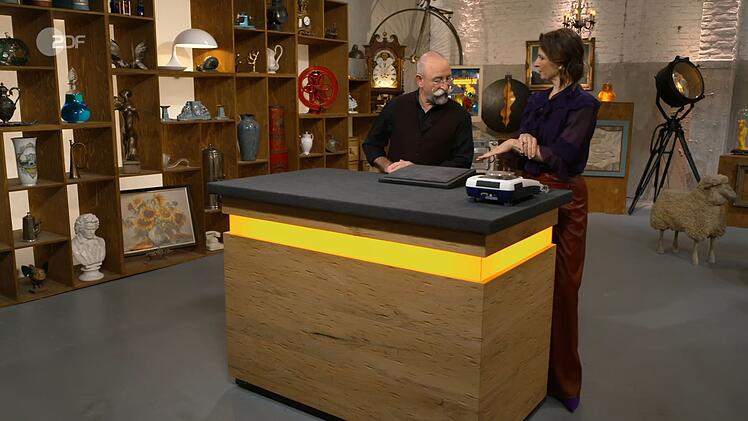 "Es macht einen langen Finger", kommentierte Horst Lichter, als Wendela Horz einen Ring anprobierte.