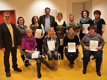 Sie haben erfolgreich die Weiterbildung zur Praxisanleiterin absolviert. Mit im Bild (von links, stehend), Kursleiter Norbert Grundhöfer, Dozentin Brigitta Krieger, Mathias Lau (Leiter der Berufsfachschule für Gesundheits- und Krankenpflege) und Pflegedienstleiterin Maria Hofmann (rechts stehend). Fotos: K.-H. Hofmann