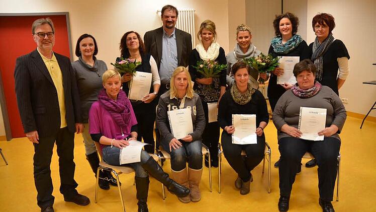 Sie haben erfolgreich die Weiterbildung zur Praxisanleiterin absolviert. Mit im Bild (von links, stehend), Kursleiter Norbert Grundhöfer, Dozentin Brigitta Krieger, Mathias Lau (Leiter der Berufsfachschule für Gesundheits- und Krankenpflege) und Pflegedienstleiterin Maria Hofmann (rechts stehend). Fotos: K.-H. Hofmann