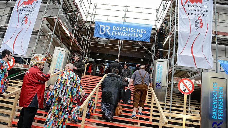 Die ersten Narren treffen am 21.02.2014 zur Prunksitzung des Fränkischen Fastnachtsverbandes "Fastnacht in Franken" in den Mainfrankensälen Veitshöchheim bei Würzburg (Bayern) ein, die zur Zeit saniert werden. Vertreter aus Politik, Gesellschaft und Kirchen sind zur 27. Ausgabe der Frankenfastnacht geladen. Sie müssen sich auf der Prunksitzung auf derbe Sprüche, Spott und Hohn einstellen. Foto: David Ebener/dpa