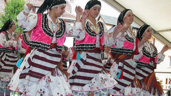 Mit traditionellen Folkloretänzen wurde das Publikum beim Kulturfest auf dem Parkplatz an der Lindenstraße bestens unterhalten. Foto: Klaus Oelzner