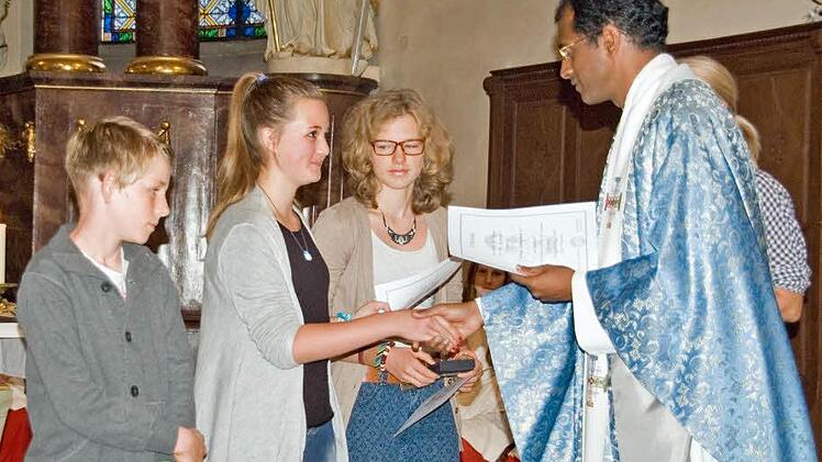 Linus Schneider, Jana Reuter und Antonia Schneider verabschiedeten sich aus der Ministrantengruppe. Foto: E. Dombrowski