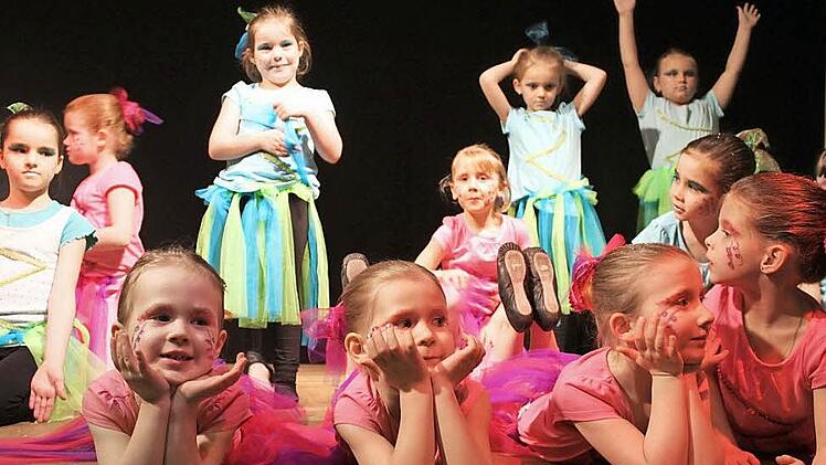 Die jüngste Garde des KCV, die "Minis" begeisterten in ihren bunten Kostümen. Fotos: Christiane Reuther