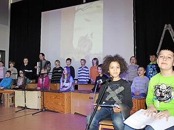 20 Buben und Mädchen der dritten und vierten Klasse singen und musizieren dazu auf Orff-Instrumenten.  Foto: Sonja Werner