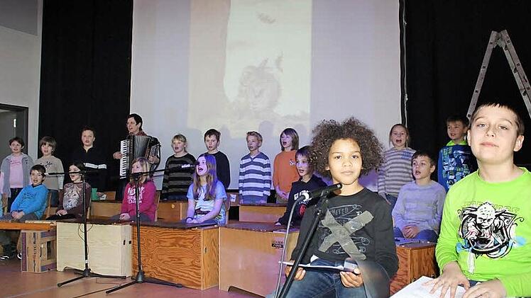 20 Buben und Mädchen der dritten und vierten Klasse singen und musizieren dazu auf Orff-Instrumenten.  Foto: Sonja Werner