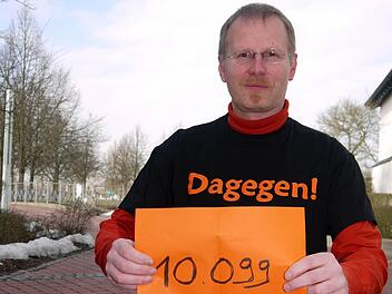 Christoph Raabs ist überzeugt: "Die 10 099 Menschen, die unterschrieben haben, werden im Sommer auch in die Wahllokale gehen und ihre Stimme gegen eine Beteiligung des Landkreises am Verkehrslandeplatz abgeben." Fotos: Berthold Köhler