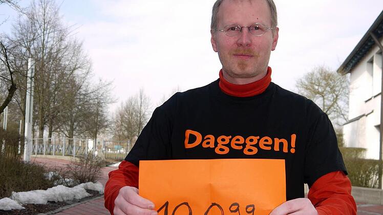 Christoph Raabs ist überzeugt: "Die 10 099 Menschen, die unterschrieben haben, werden im Sommer auch in die Wahllokale gehen und ihre Stimme gegen eine Beteiligung des Landkreises am Verkehrslandeplatz abgeben." Fotos: Berthold Köhler