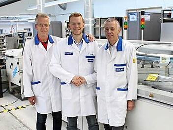 Werner Vierling (r.) und Manfred Vierling (l.) übergeben die Verantwortung an Martin Vierling.  Foto: Vierling