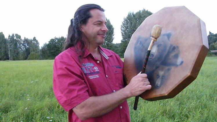 Horst Aulinger ist Schamane. Alle Trommeln, die er f&uuml;r seine Arbeit verwendet, baut er selbst. Foto: privat