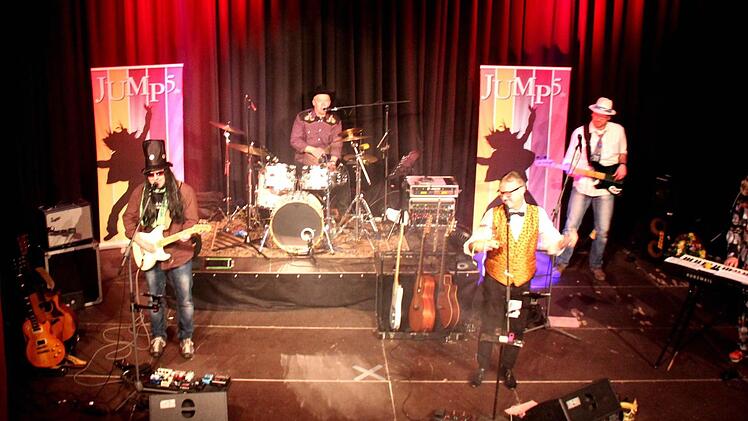 Impressionen von der Höchstadter Rosenmontagsparty. Foto: Johanna Blum