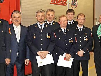 Kommandant Thomas Dauer und Frank Hollweg sind für jeweils 25 Jahre, Christian Tschirschke und Hans Hermannsdörfer für jeweils 40 Jahre Feuerwehrdienst ausgezeichnet worden. Es gratulierten (hinten, von links) Kreisbrandinspektor Siegfried Zillig, Landrat Klaus Peter Söllner, stellvertretender Kreisbrandrat Fritz Reinlein, Kreisbrandmeister Stefan Heidenreich sowie stellvertretender Bürgermeister Frank Macht.