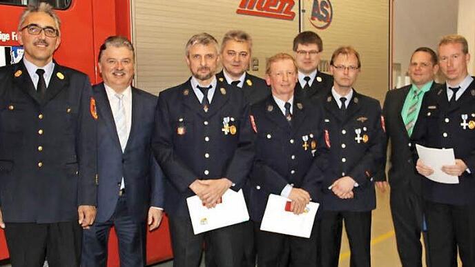 Kommandant Thomas Dauer und Frank Hollweg sind für jeweils 25 Jahre, Christian Tschirschke und Hans Hermannsdörfer für jeweils 40 Jahre Feuerwehrdienst ausgezeichnet worden. Es gratulierten (hinten, von links) Kreisbrandinspektor Siegfried Zillig, Landrat Klaus Peter Söllner, stellvertretender Kreisbrandrat Fritz Reinlein, Kreisbrandmeister Stefan Heidenreich sowie stellvertretender Bürgermeister Frank Macht.