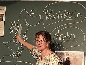 Schauspielerin Iris Berger spielt die Rolle der Autorin.  Foto: Pressestelle E.T.A-Hoffmann-Theater
