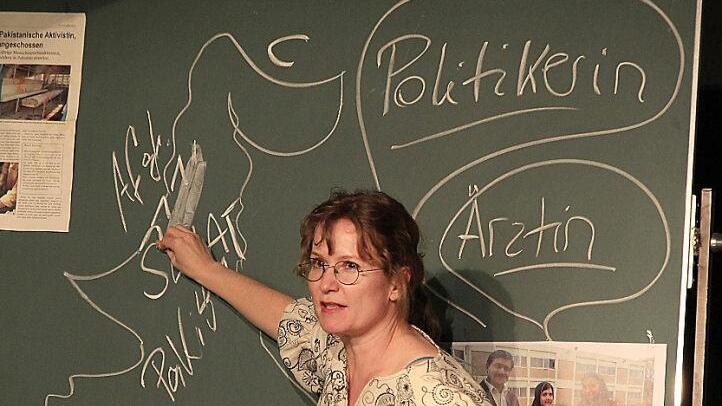 Schauspielerin Iris Berger spielt die Rolle der Autorin.  Foto: Pressestelle E.T.A-Hoffmann-Theater