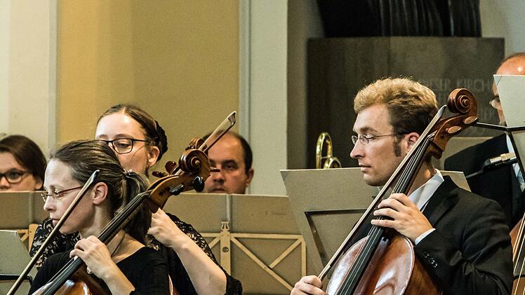 Robert Schumanns "Der Rose Pilgerfahrt" erklang beim Abschlusskonzert des Chorfestes Coburg in der Morizkirche. Foto: Jochen Berger