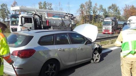 Der silberne Opel schrammte an der Leitplanke entlang.