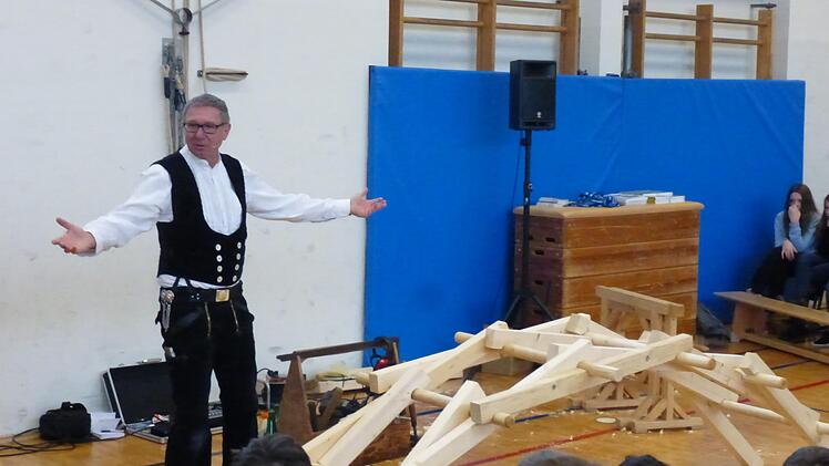 Am Ende der Veranstaltung ist die Brücke nach da Vinci fertig, Foto: Michael Kübert