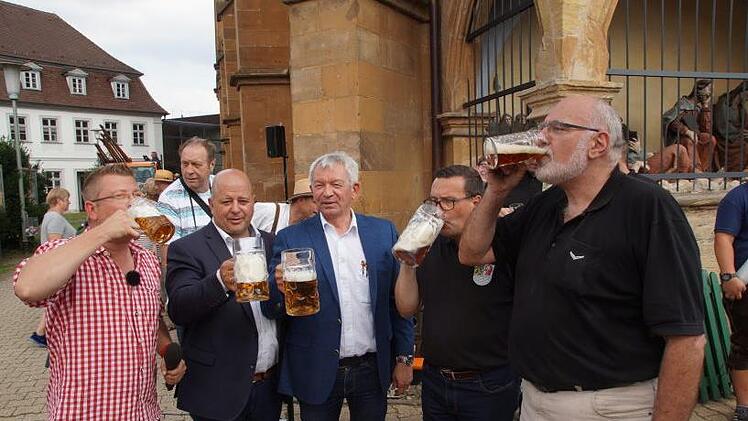 Bieranstich und ein Prosit auf die Kirchweih.