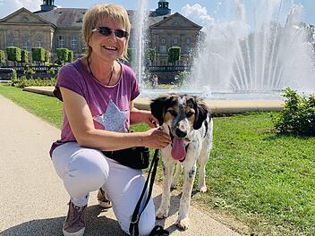 Birgit Bollwein mit ihrem Hund Clooney im Rosengarten.