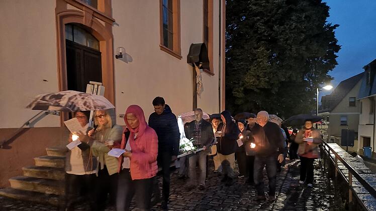 Trotz Regen machten sich die Gläubigen mit der beleuchteten  Fatima-Madonna auf den Weg durch Bad Brückenau.  Pfarrer  Fidelis  Bayo Kwazu lädt einmal im Monat zu Fatima-Andachten ein. Die Prozession  ist der Jahreshöhepunkt der Andachten. Foto: Marion Eckert