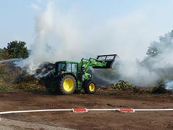 Die Feuerwehr löschte, und mit einem Traktor wurde das Kompostmaterial auseinandergezogen. Klaus Schmitt