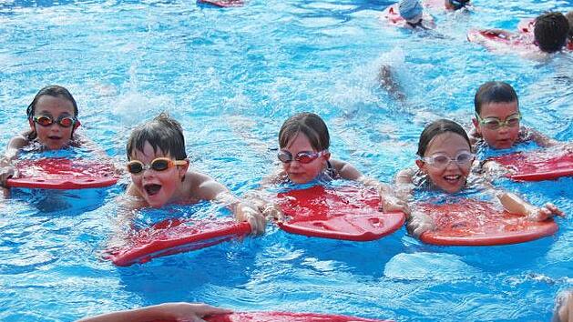 Schwimmen lernen rettet Leben, war man sich in der B&uuml;rgerversammlung einig. Mehrere Redner forderten, den Worten endlich Taten folgen zu lassen und ein Lehrschwimmbecken zu bauen.  Foto: DLRG