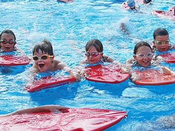 Schwimmen lernen rettet Leben, war man sich in der Bürgerversammlung einig. Mehrere Redner forderten, den Worten endlich Taten folgen zu lassen und ein Lehrschwimmbecken zu bauen.  Foto: DLRG