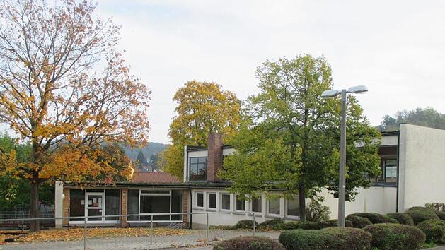 Die Stadt K&ouml;nigsberg hofft auf die Aufnahme in einen Investitionspakt zur Sportst&auml;ttenf&ouml;rderung des Freistaates Bayern, wodurch die marode Turnhalle an der Schule saniert werden k&ouml;nnte. Gerold Snater