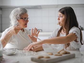 Seniorin, Helfen,