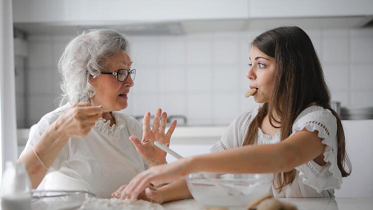 Seniorin, Helfen,