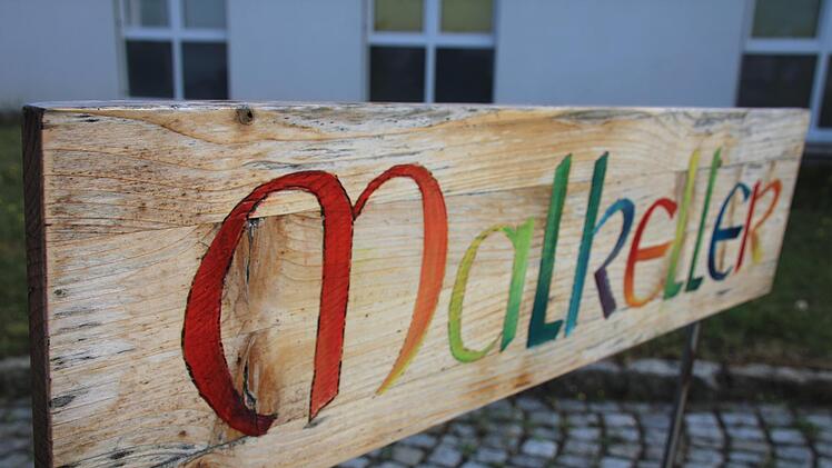 Ein Schild weist auf den Malkeller im Schondraer Rathaus hin. Foto: Julia Raab