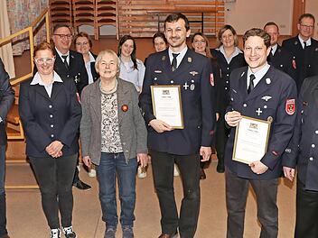 Bei der Ehrung, im Vordergrund von links: Bürgermeister Oliver Plewa, die Vorsitzende der Feuerwehr Steinach Ramona Pöhlmann, Stellvertreterin des Landrats Edith Memmel, Uwe Engelhardt, Kommandant Dominik Kalter und Kreisbrandmeister Matthias Weber
