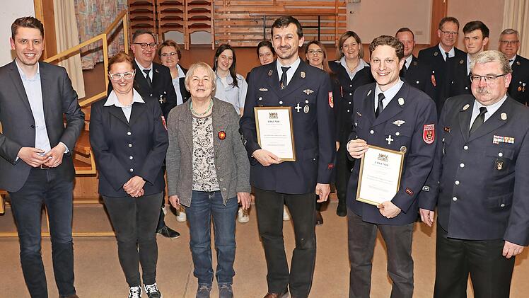 Bei der Ehrung, im Vordergrund von links: Bürgermeister Oliver Plewa, die Vorsitzende der Feuerwehr Steinach Ramona Pöhlmann, Stellvertreterin des Landrats Edith Memmel, Uwe Engelhardt, Kommandant Dominik Kalter und Kreisbrandmeister Matthias Weber