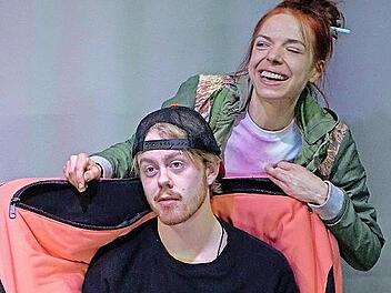 Szenen aus dem neuen Jugend-Theaterst&uuml;ck &bdquo;Wie der Wahnsinn mir die Welt erkl&auml;rte&ldquo;.