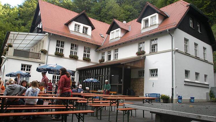 Die Bamberger Jugendherberge sieht  in den nächsten fünf Jahren, zumindest aber zeitweise, einer Verwendung als  Gemeinschaftsunterkunft für Asylbewerber entgegen.  Fotos: Rinklef