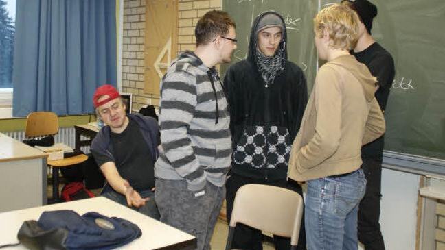 Interaktives Theater an der Berufsschule Haßfurt: die Schüler bekommen den Dreh raus, wie sie den Mobber Markus (Dirk Bayer, links) ins Leere laufen lassen. Sie kommen Opfer Tina (Dorothea Schreiber) zu Hilfe.