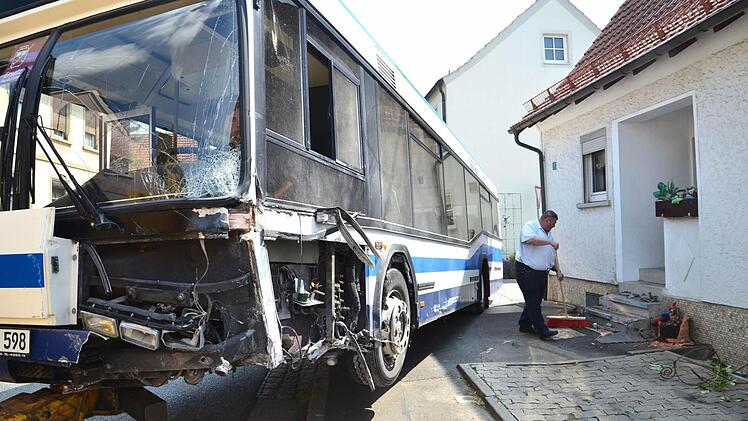 Die linke, vordere Front des Busses wurde völlig zerstört.
