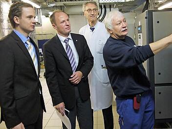 Tobias Ehrlicher, Christian Grunow und Orthopädie-Chefarzt Hans-Jürgen Mees folgen aufmerksam den Ausführungen von Haustechniker Werner Hanft (von links) am neuen Blockheizkraftwerk. Foto: Berthold Köhler