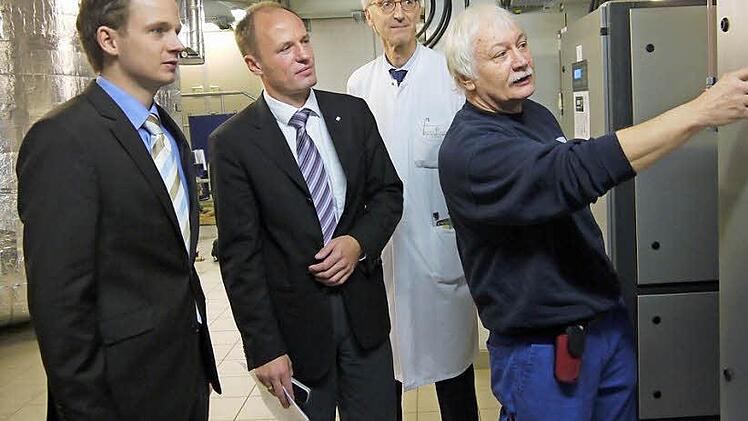 Tobias Ehrlicher, Christian Grunow und Orthopädie-Chefarzt Hans-Jürgen Mees folgen aufmerksam den Ausführungen von Haustechniker Werner Hanft (von links) am neuen Blockheizkraftwerk. Foto: Berthold Köhler