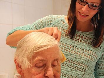 Anne Vognsen kämmt Johanna Bauer das Haar. Das gehört zur täglichen Pflege. Foto: Helke Renner