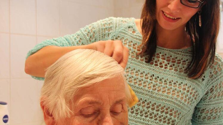 Anne Vognsen kämmt Johanna Bauer das Haar. Das gehört zur täglichen Pflege. Foto: Helke Renner