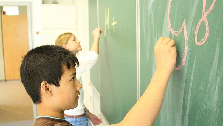 Die Höchstadter Siebtklässler Johanna und Henry gehen unterschiedlich lang zur Schule.  Foto: Christian Bauriedel