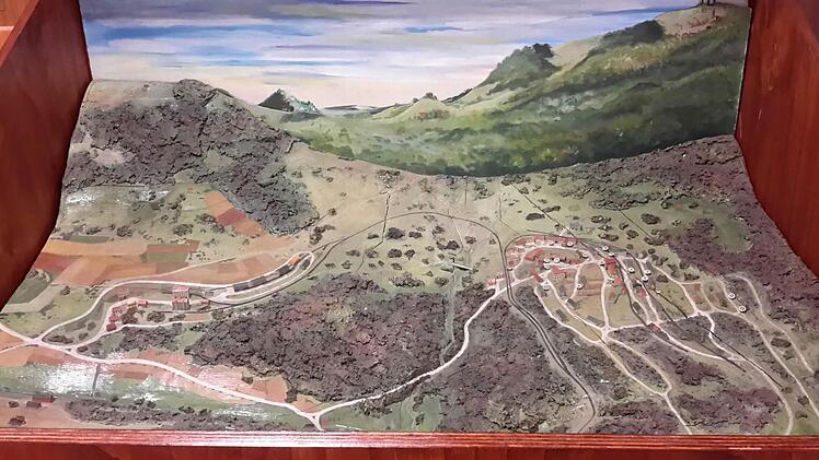 In mehreren Vitrinen ist der Lagerbereich maßstabsgerecht nachgebaut worden. So bekommen die Besucher einen guten Überblick. Foto: Rolf Pralle