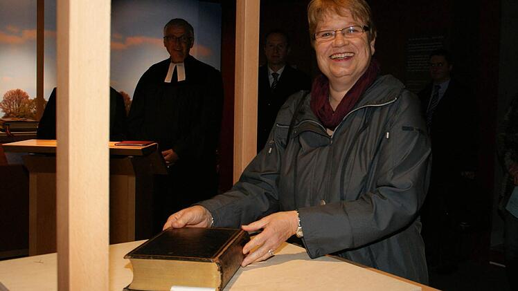 Dem inzwischen verstorbenen Hermann Kupsch, selbst Bibel-Sammler, lag das Bibelerlebnismuseum sehr am Herzen. Seine Tochter Gabriele Dal Piva legte die von ihm gestiftete Bibel in die Ausstellung. Foto: Sabine Weinbeer