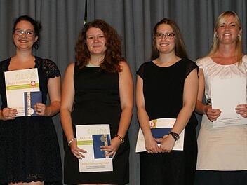 Vier Mal "Sehr gut": Zwischen 1,14 und 1,28 lagen die Abschlussnoten von Miriam Ruff, Nina Eppler, Lisa Kuhn und Maria Götz. Dafür erhielten sie von der Fachakademie für Sozialpädagogik in Haßfurt zum Zeugnis ein Geschenk.  Foto: sw