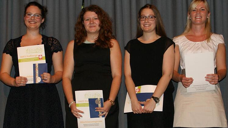 Vier Mal "Sehr gut": Zwischen 1,14 und 1,28 lagen die Abschlussnoten von Miriam Ruff, Nina Eppler, Lisa Kuhn und Maria Götz. Dafür erhielten sie von der Fachakademie für Sozialpädagogik in Haßfurt zum Zeugnis ein Geschenk.  Foto: sw
