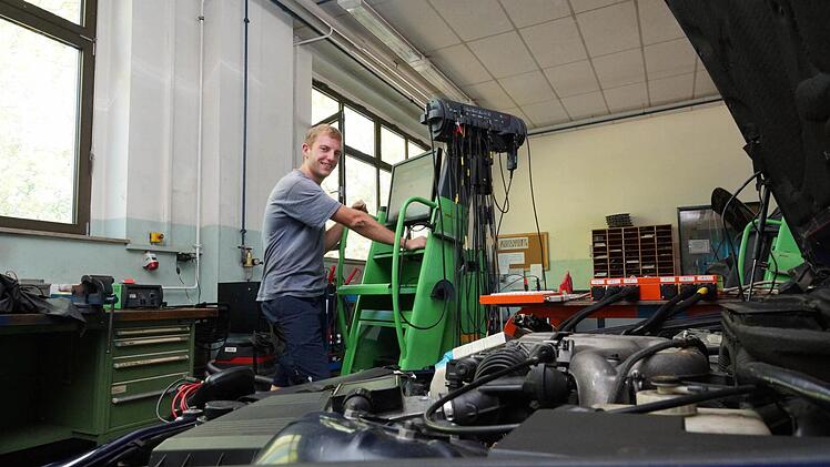 Lukas Elsner checkt am Prüfstand alle Fahrzeugsysteme.Foto: Arkadius Guzy